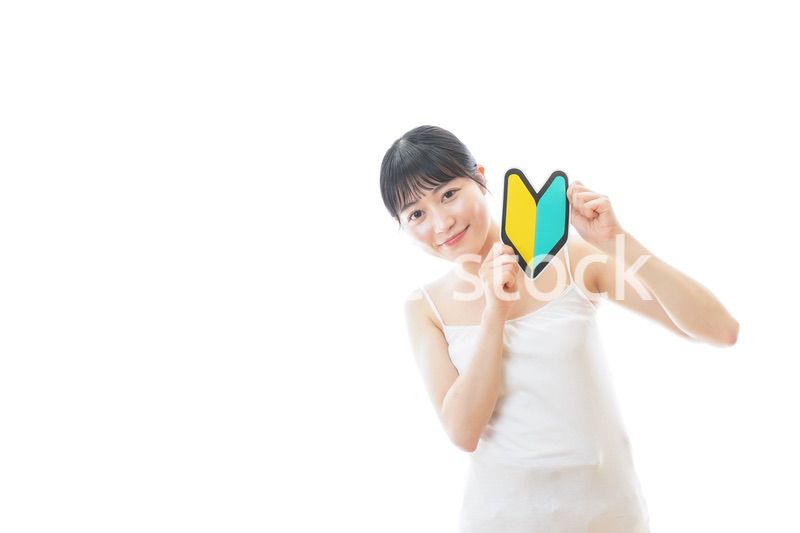 初心者マークを持つキャミソールをきた若い女性