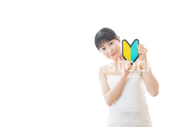 初心者マークを持つキャミソールをきた若い女性