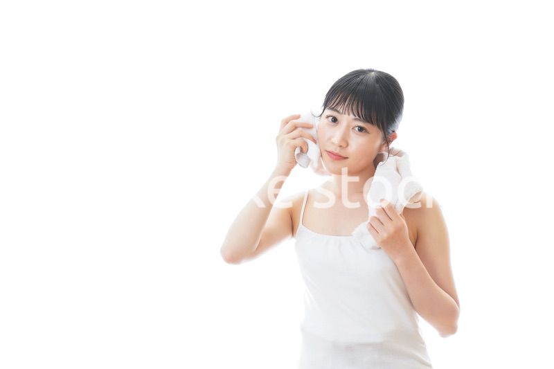 ダイエットをする若い女性