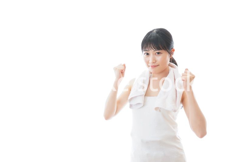 ダイエットをする若い女性