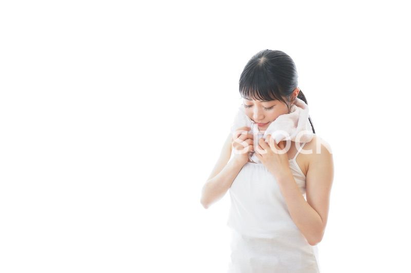 ダイエットをする若い女性