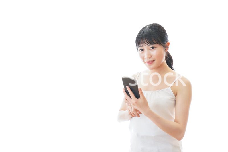 スマホアプリを使う若い女性