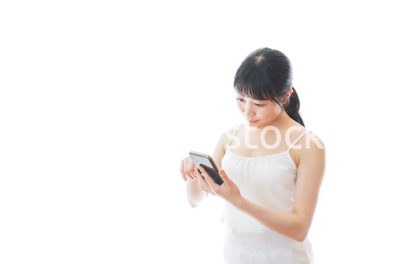 スマホアプリを使う若い女性