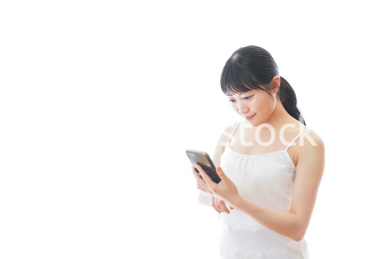 スマホアプリを使う若い女性