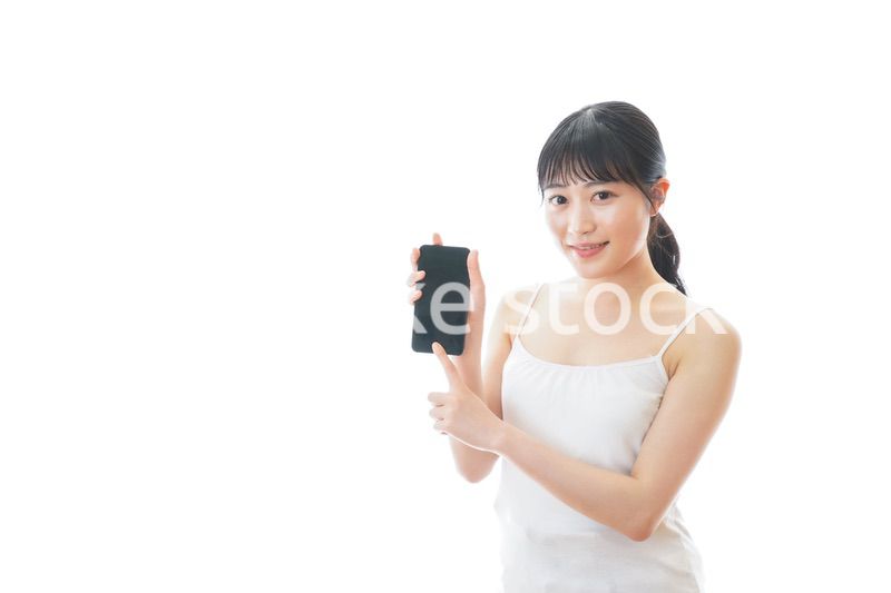 スマホアプリを使う若い女性