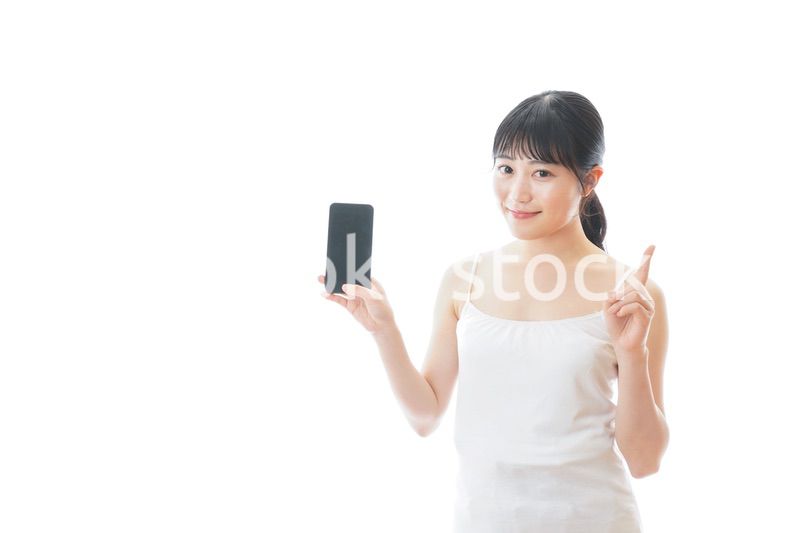 スマホアプリを使う若い女性