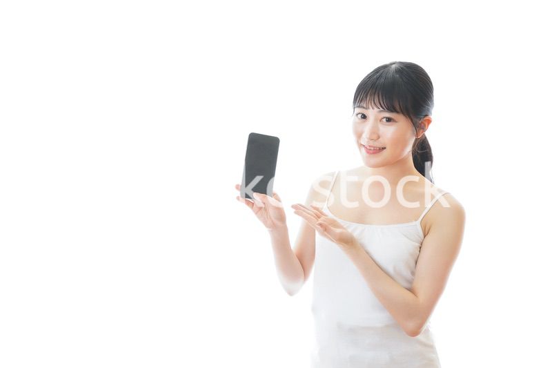 スマホアプリを使う若い女性