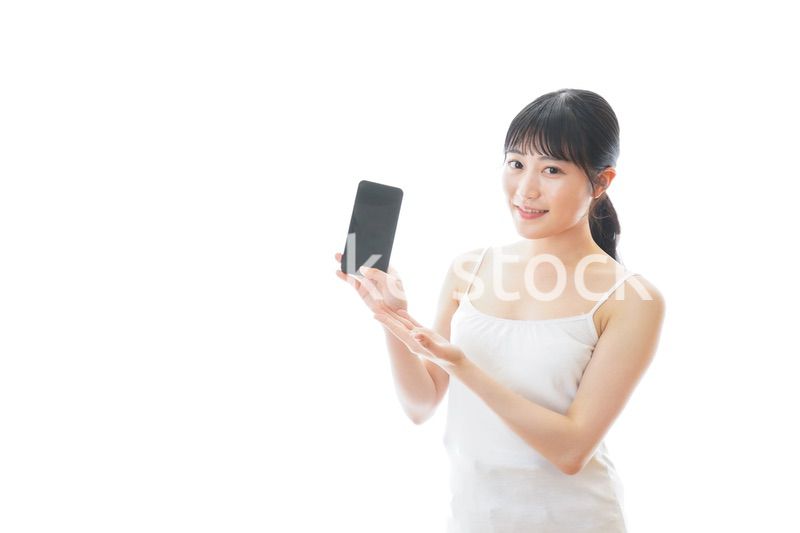 スマホアプリを使う若い女性