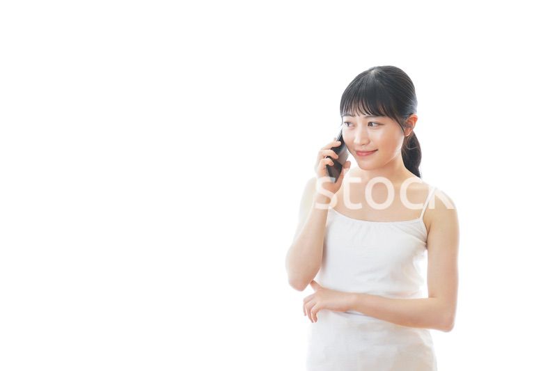 スマホで通話をする若い女性
