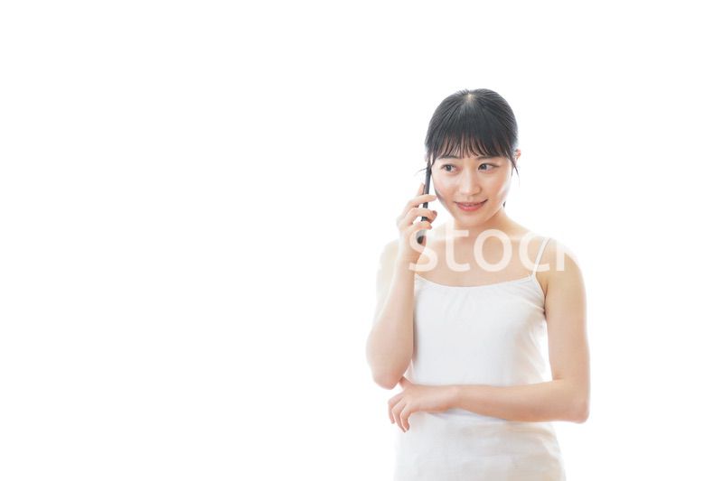 スマホで通話をする若い女性