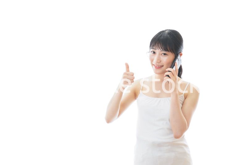 スマホで通話をする若い女性