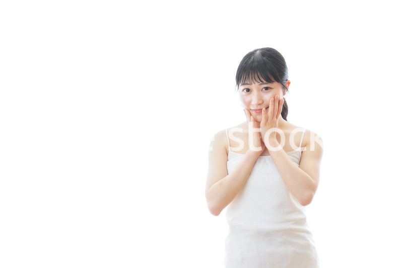 スキンケアをする若い女性