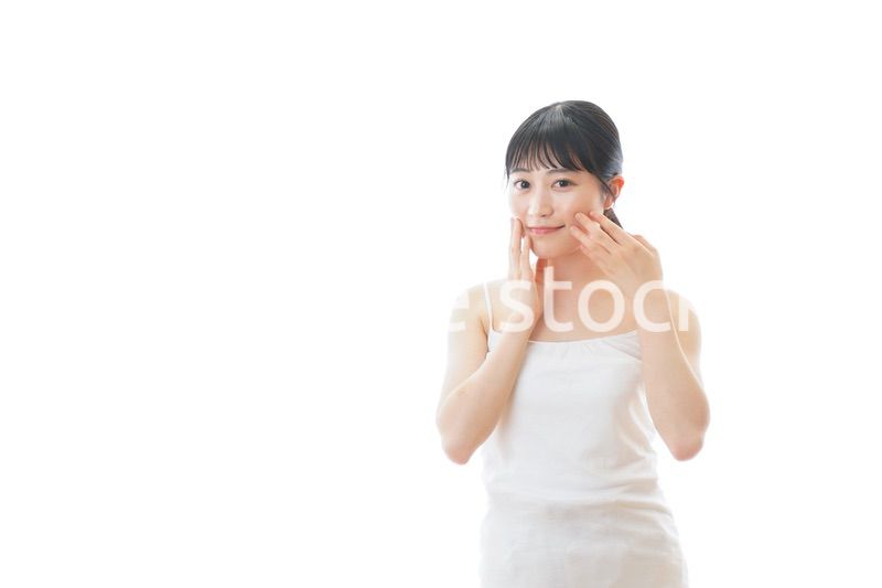 スキンケアをする若い女性