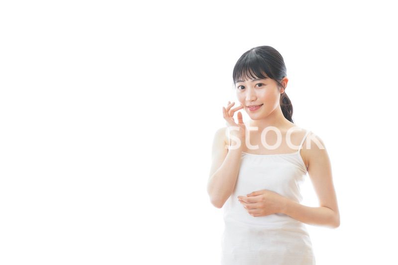 スキンケアをする若い女性