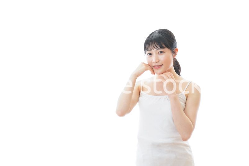 スキンケアをする若い女性