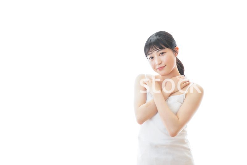 スキンケアをする若い女性