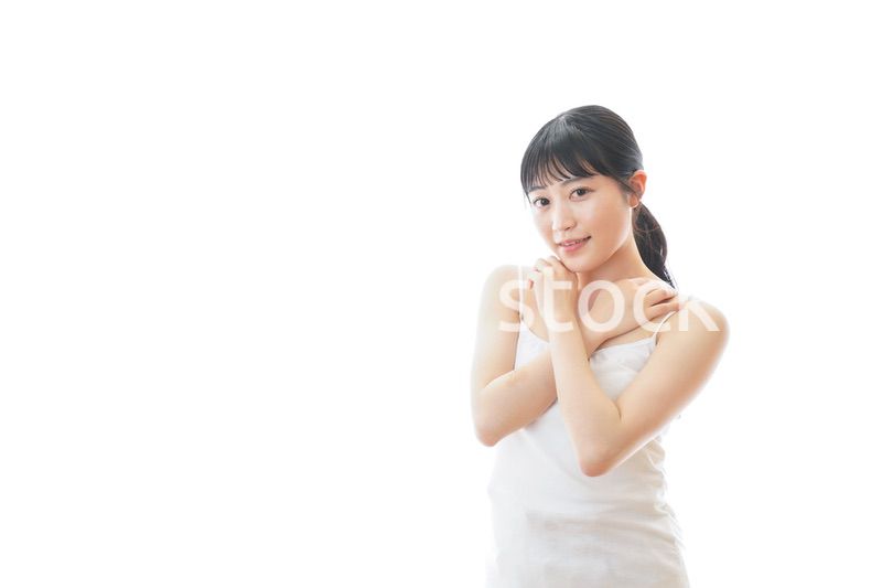 スキンケアをする若い女性