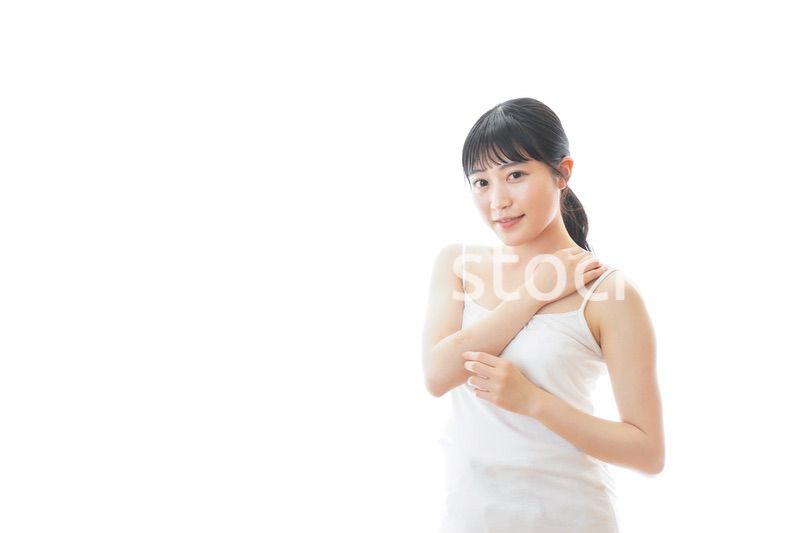 スキンケアをする若い女性