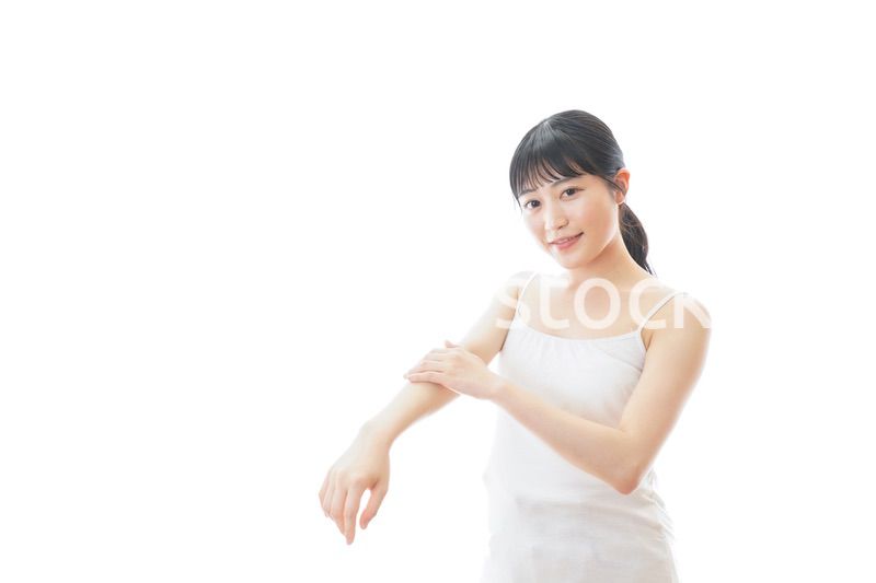 スキンケアをする若い女性