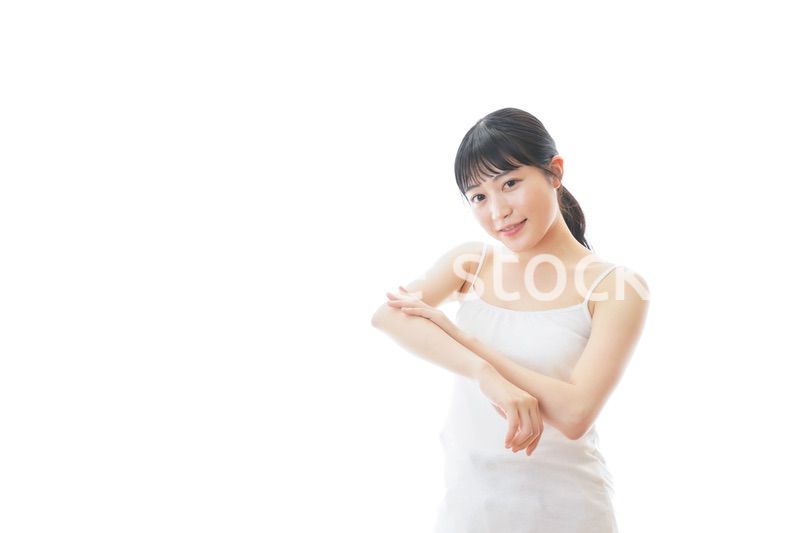 スキンケアをする若い女性