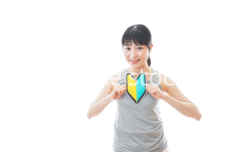 初心者マークを持つスポーツウェアを着た女性