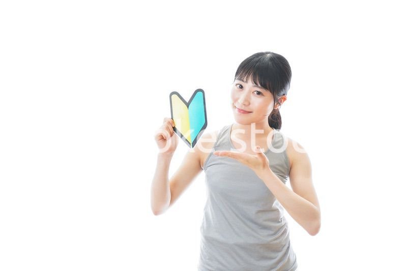 初心者マークを持つスポーツウェアを着た女性