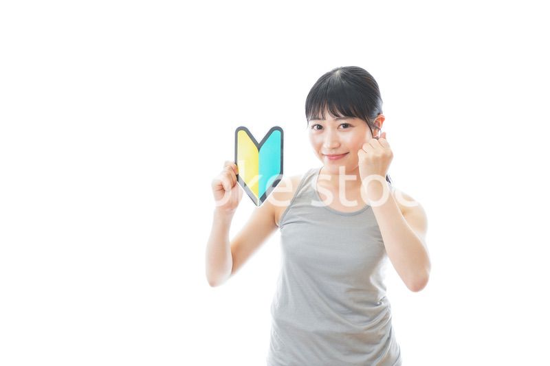 初心者マークを持つスポーツウェアを着た女性
