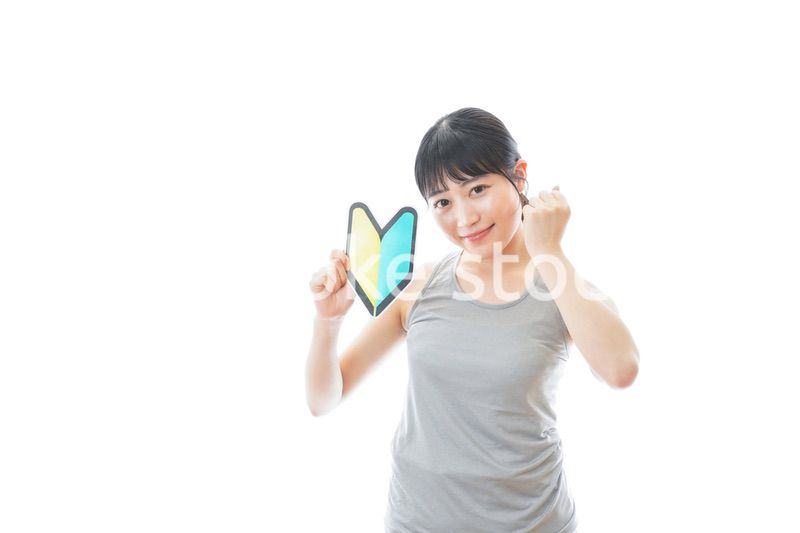 初心者マークを持つスポーツウェアを着た女性