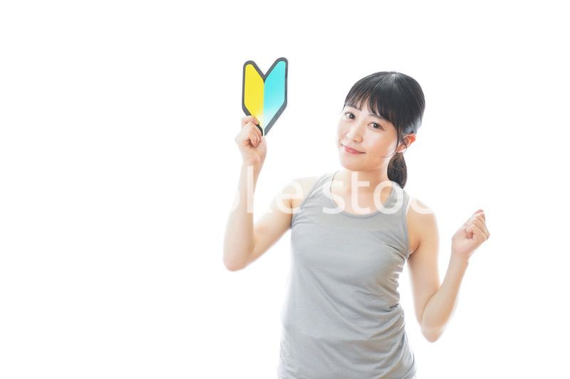 初心者マークを持つスポーツウェアを着た女性