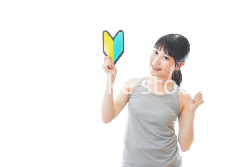 初心者マークを持つスポーツウェアを着た女性