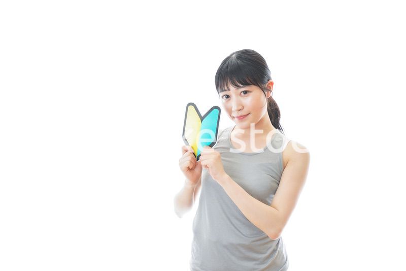 初心者マークを持つスポーツウェアを着た女性