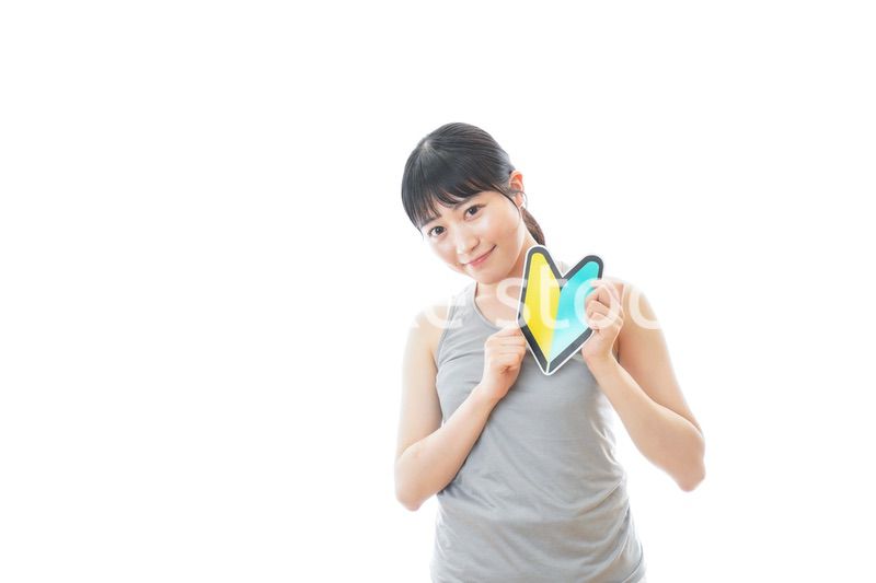 初心者マークを持つスポーツウェアを着た女性