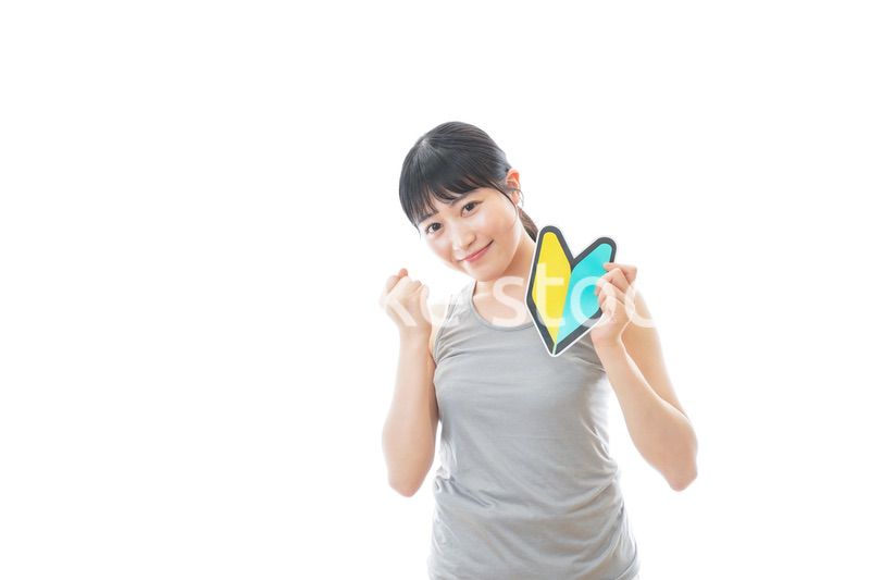 初心者マークを持つスポーツウェアを着た女性