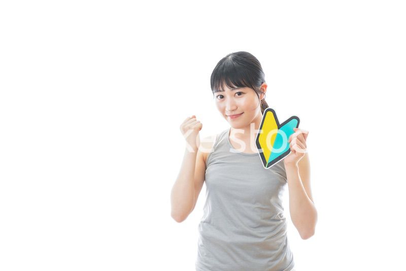 初心者マークを持つスポーツウェアを着た女性