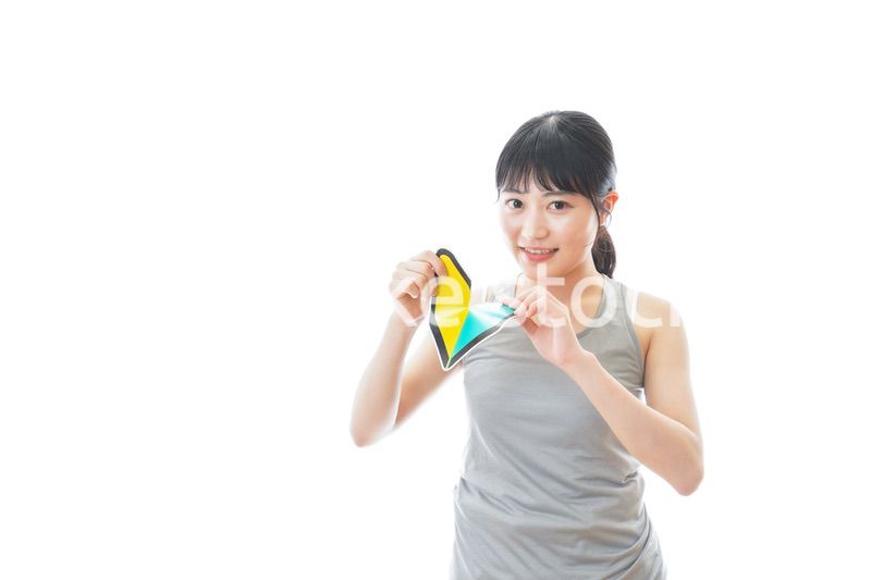 初心者マークを持つスポーツウェアを着た女性