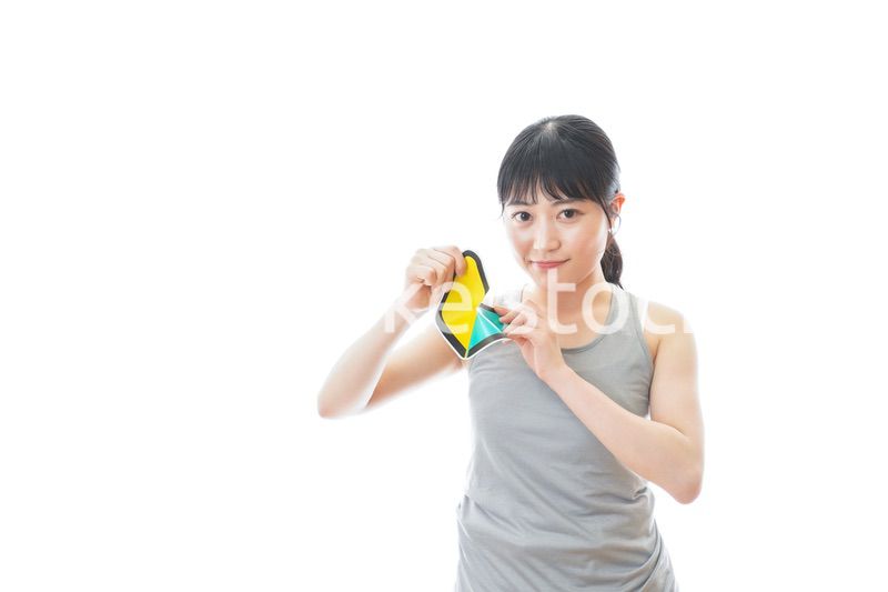 初心者マークを持つスポーツウェアを着た女性