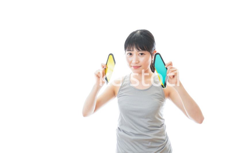 初心者マークを持つスポーツウェアを着た女性