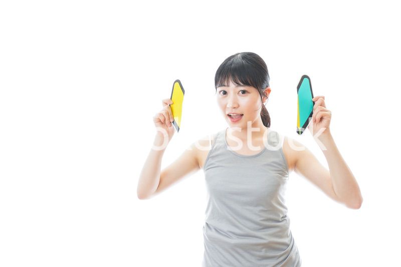 初心者マークを持つスポーツウェアを着た女性