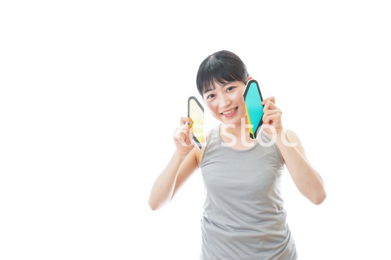 初心者マークを持つスポーツウェアを着た女性