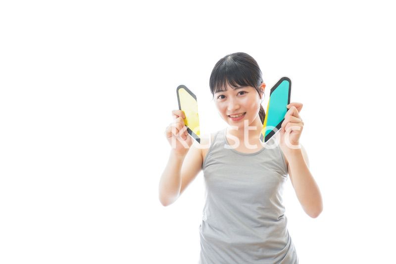 初心者マークを持つスポーツウェアを着た女性