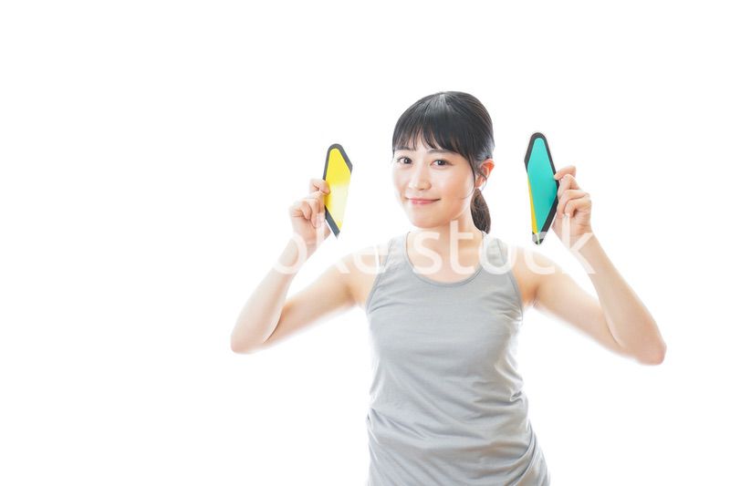 初心者マークを持つスポーツウェアを着た女性