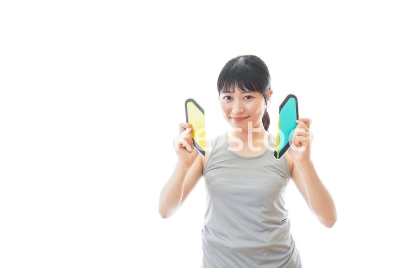 初心者マークを持つスポーツウェアを着た女性