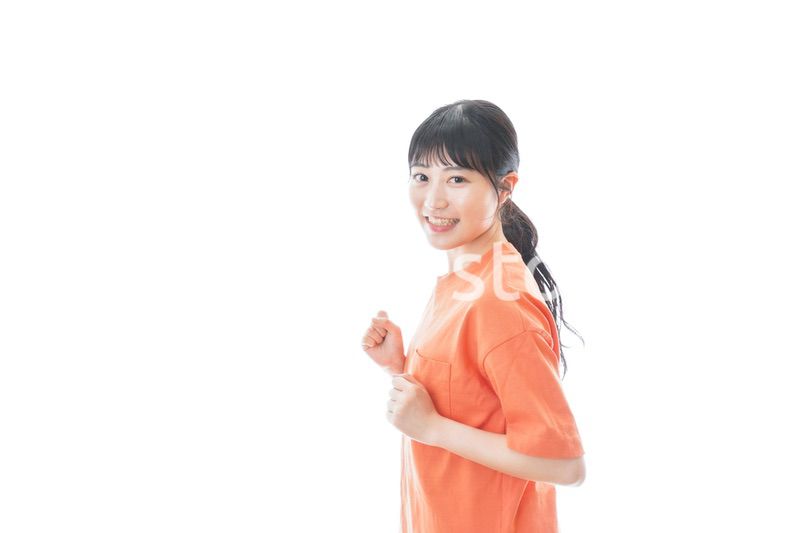 ランニングをする若い女性