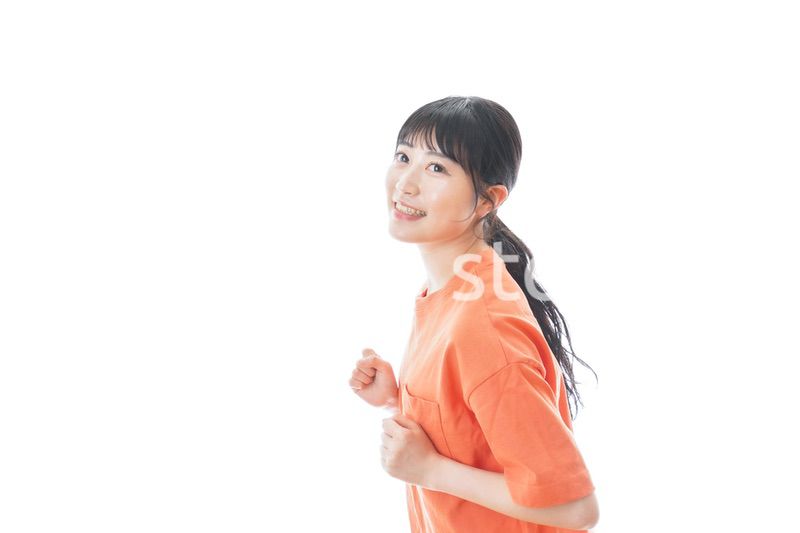 ランニングをする若い女性