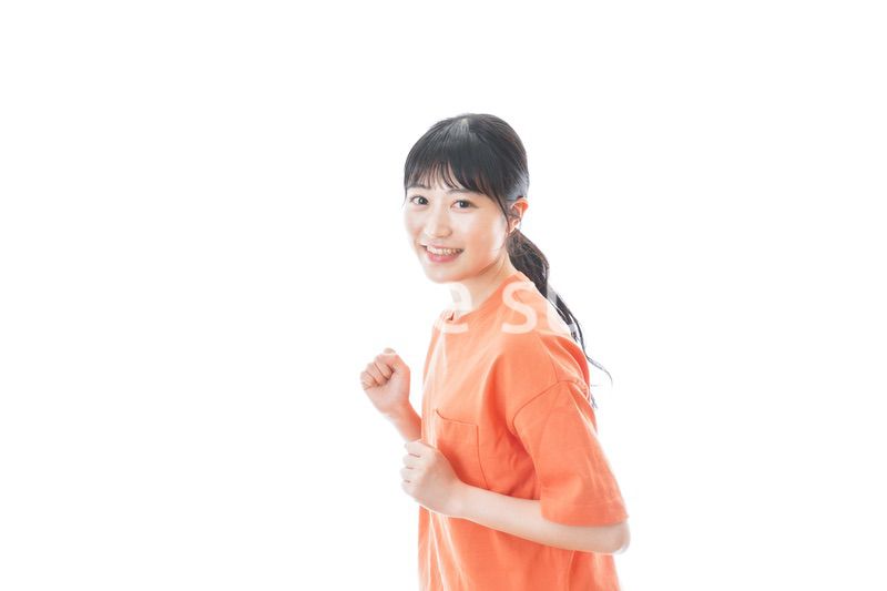 ランニングをする若い女性