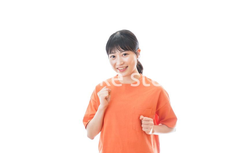 ランニングをする若い女性