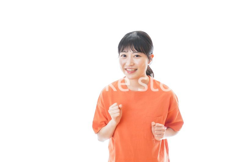 ランニングをする若い女性