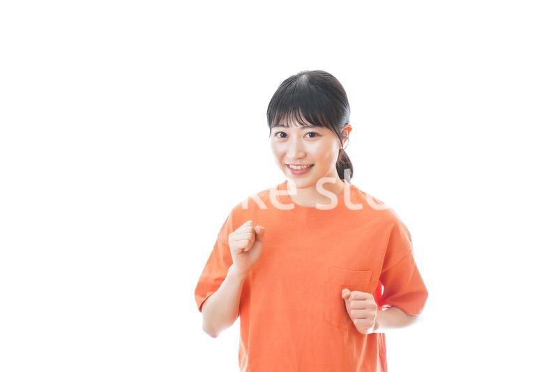 ランニングをする若い女性