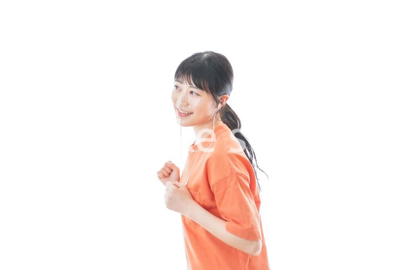 ランニングをする若い女性