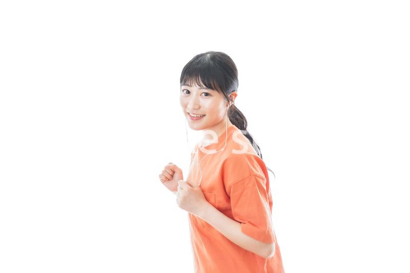 ランニングをする若い女性